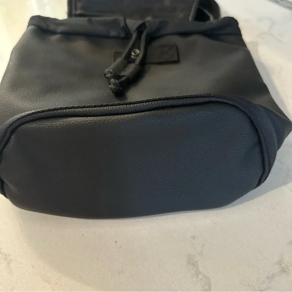ADIDAS BLACK FAUX LEATHER ROSE GOLD SMALL FESTIVAL‎ DRAWSTRING BACKPACK - Picture 4 of 11